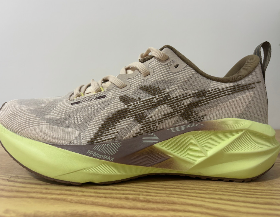 Asics Novablast 5 Men Shoe Running Sneaker US11 USA ship