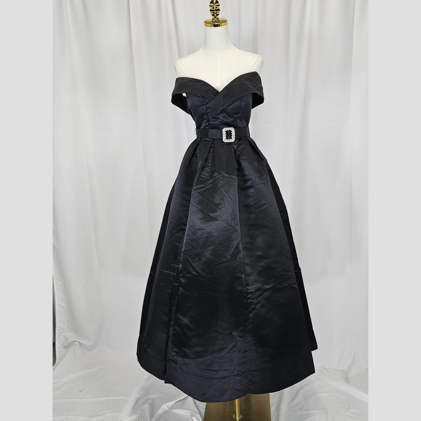 Chic & Sassy Off-Shoulder Evening Delight