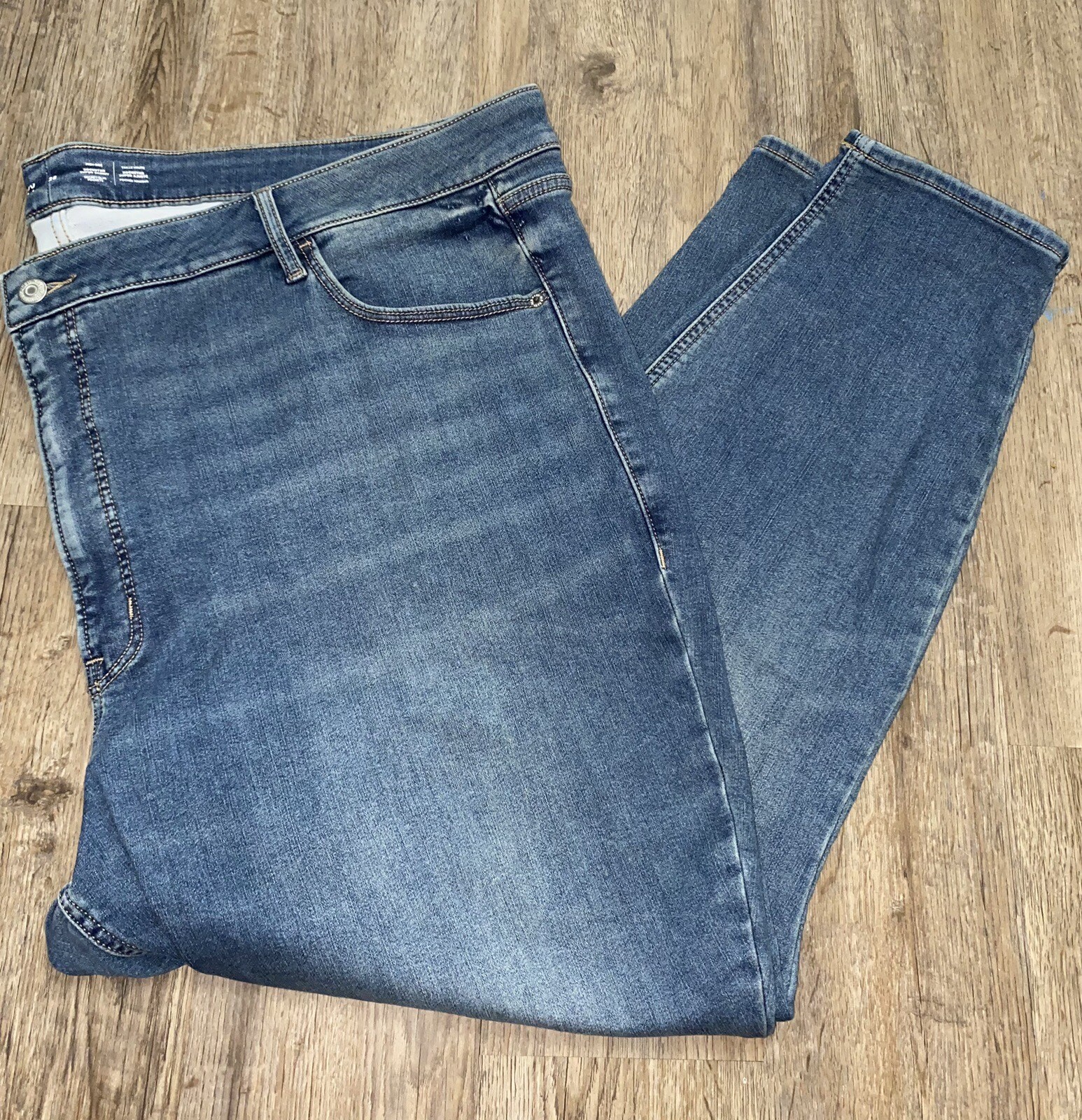 NWOT Old Navy Rockstar High Rise Super Skinny Jeans, Size 28￼