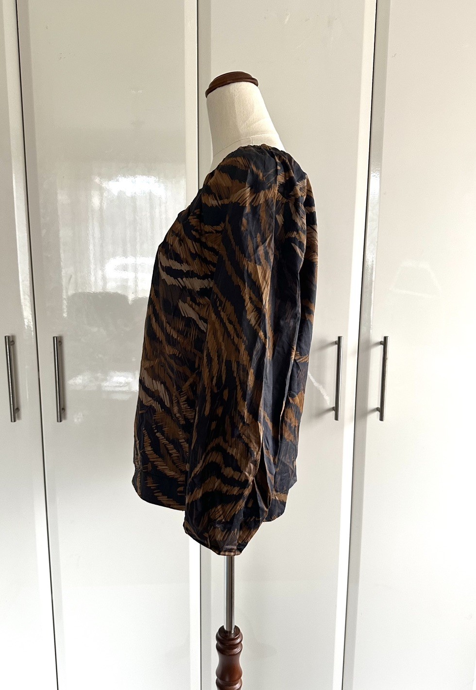 Veronika Maine 100% Cotton Tiger Long Sleeve Blouse Size 10 Brown Black V Neck