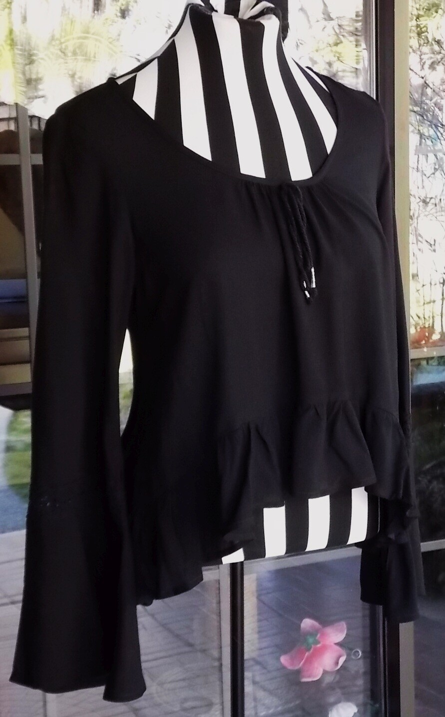 New Long Flair Sleeve Ruffle Bottom Cropped Black Shirt Sz. S 36″ Bust