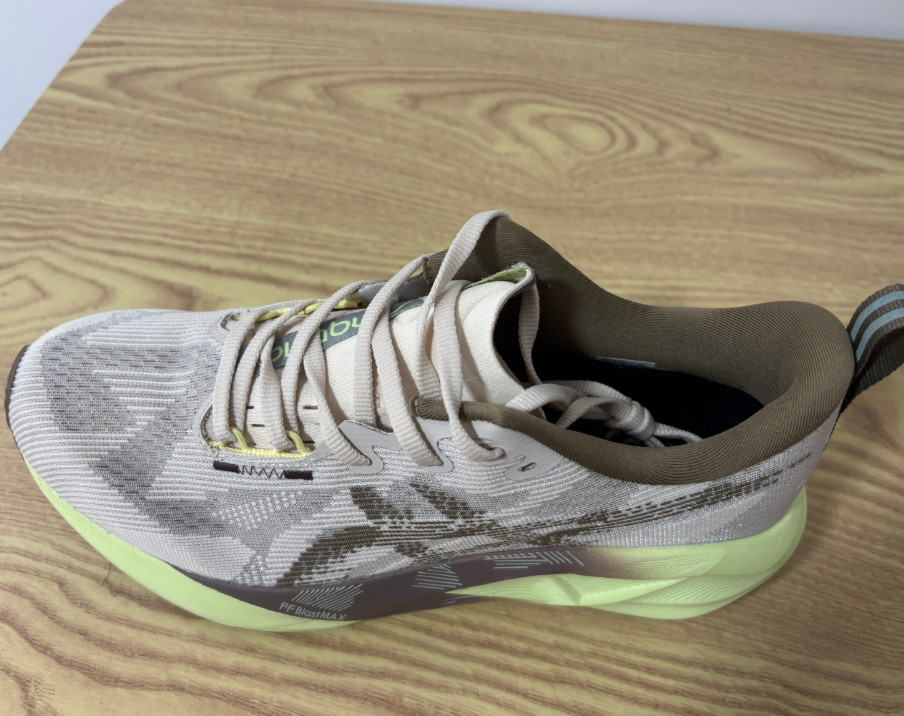 Asics Novablast 5 Men Shoe Running Sneaker US11 USA ship