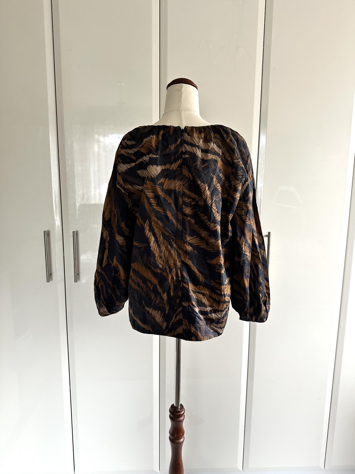 Veronika Maine 100% Cotton Tiger Long Sleeve Blouse Size 10 Brown Black V Neck