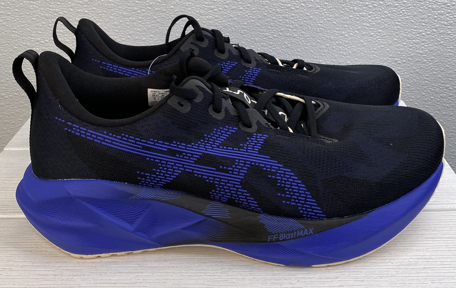 Asics Novablast 5 Men’s Size 10 Wide Black/Cobalt Burst Mesh Running Sneakers