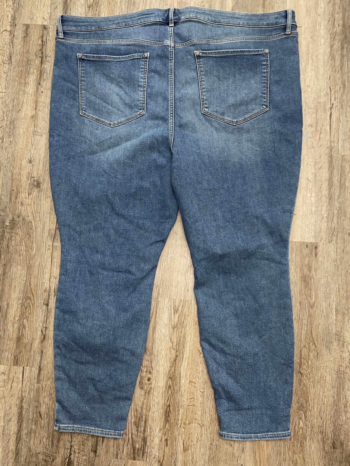 NWOT Old Navy Rockstar High Rise Super Skinny Jeans, Size 28￼