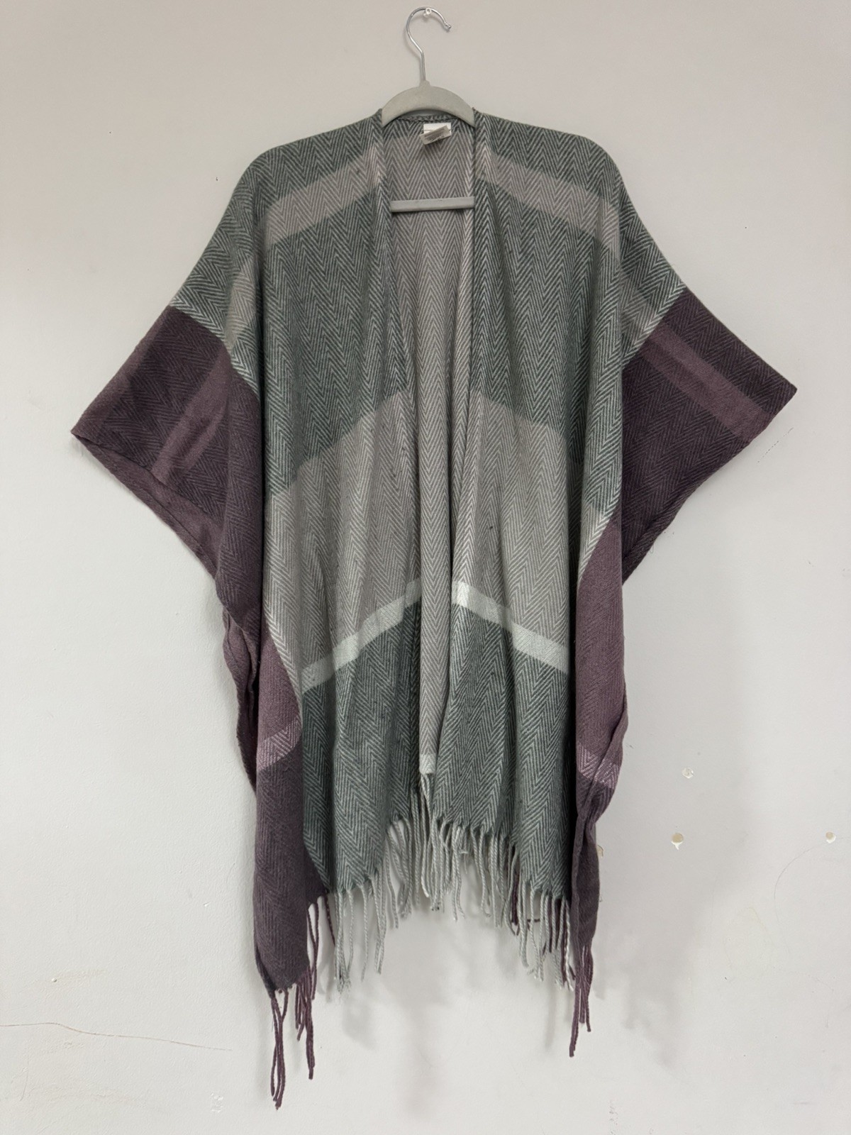 Women’s Woolrich Gray Mauve Blanket Wrap Shawl Cape Poncho Tassels One Size