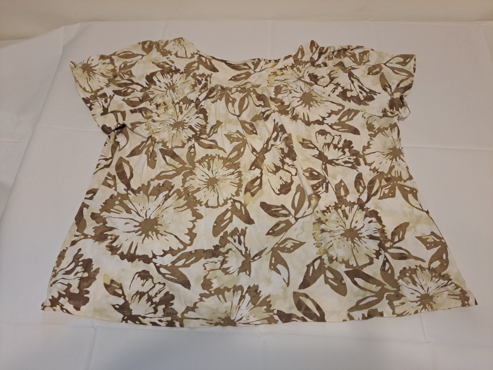 Relativity brand women’s olive green & cream colored cap sleeved shirt w/flaws